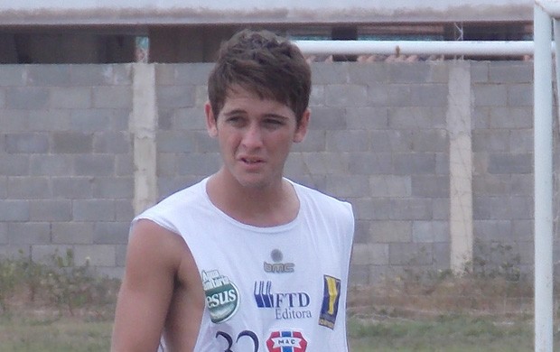 Aos 19 anos, David assinou contrato de três anos com o Maranhão (Foto: Bruno Alves)