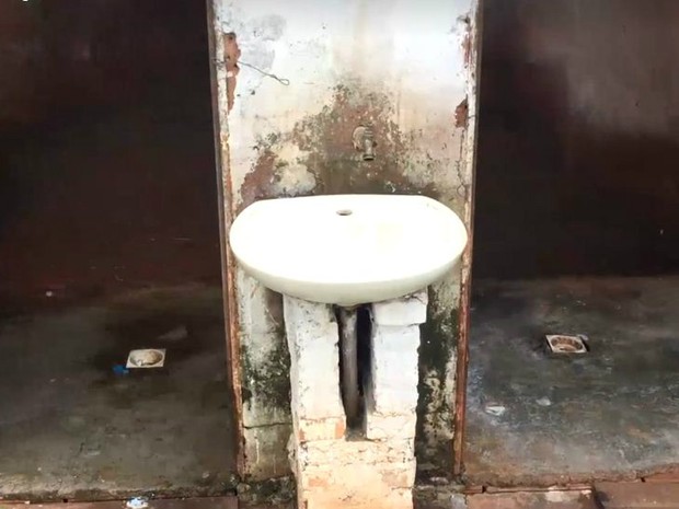 Banheiro do local onde estavam alojados os trabalhadores está em situação precaria (Foto: PRF/Divulgação)