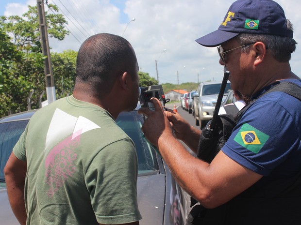 PRF faz fiscalização na cidade de Luis Correia, litoral do Piauí (Foto: Ellyo Texeira / G1)