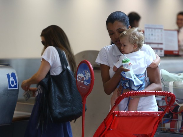 Gabriela Duarte com o filho em aeroporto do Rio (Foto: Marcello Sá Barreto/Ag News)