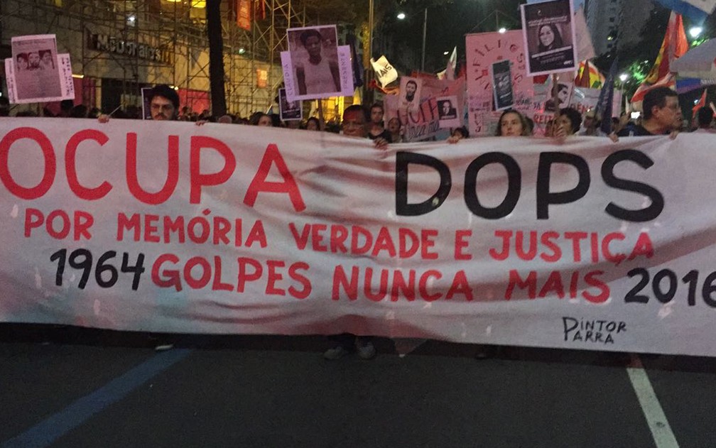 Manifestantes caminham pela Avenida Rio Branco no início da noite desta sexta-feira (31) (Foto: Nicolás Satriano/G1)