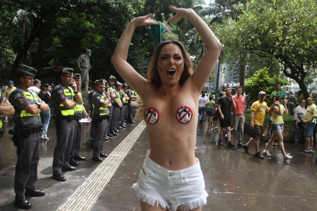 Ju Isen protesta com seios à mostra (Foto: Amauri Nehn/Photo Rio News )