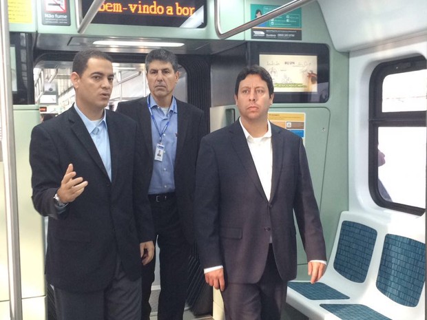 Secretário de Transportes do RJ, Rodrigo Vieira, entregou 100º trem chinês  (Foto: Matheus Rodrigues / G1)