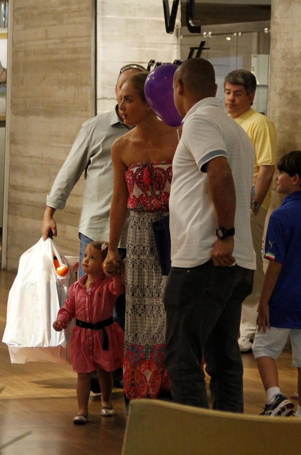 Angélica leva Eva ao shopping (Foto: Johsson Parraguez/ PhotoRionews)