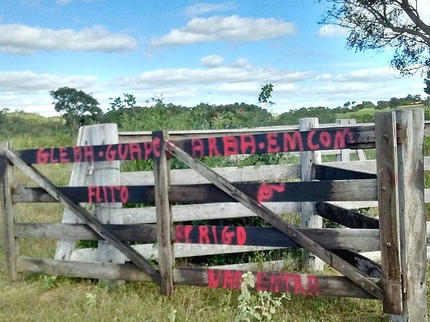 Família relata que porteira da fazenda foi pichada por grileiros. Árvores também teriam sido marcadas com cruzes em tinta vermelha (Foto: Andressa Quadros/Arquivo Pessoal)