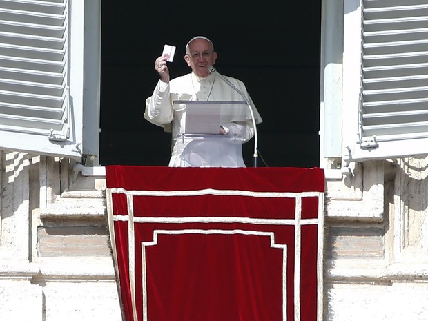 Papa Francisco falou a dezenas de milhares de pessoas reunidas na praça São Pedro, no Vaticano, neste domingo (21) (Foto: REUTERS/Tony Gentile)