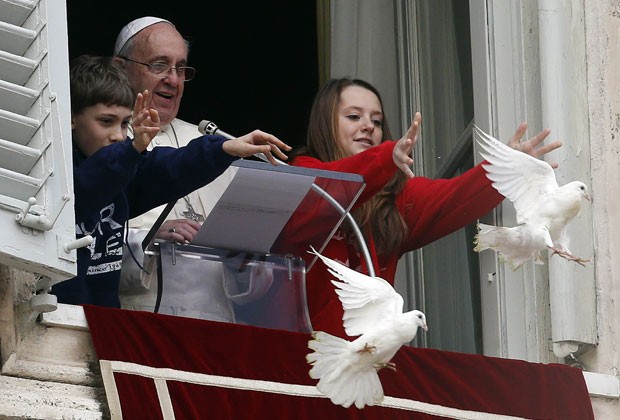 Crianas soltam pombas brancas ao lado do Papa Francisco neste domingo (26) no Vaticano (Foto: Alessandro Bianchi/Reuters)