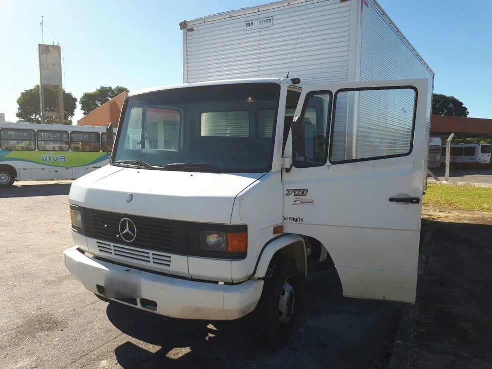 Caminhão com carga de aço foi recuperado em Pindamonhangaba (Foto: Divulgação/Polícia Militar)