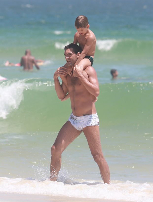 Giba com a mulher, Maria Luiza e o filho, Patrick se divertem na praia da Barra da Tijuca (Foto: Dilson Silva/AgNews) Giba com a mulher, Maria Luiza e o filho, Patrick se divertem na praia da Barra da Tijuca (Foto: Dilson Silva/AgNews)