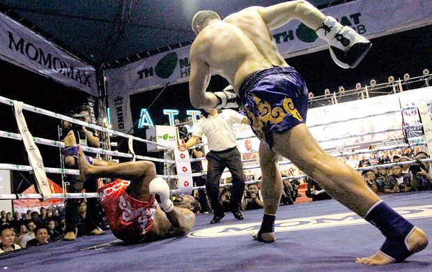 Riddick Bowe ex-lutador de boxe luta caído (Foto: AP)
