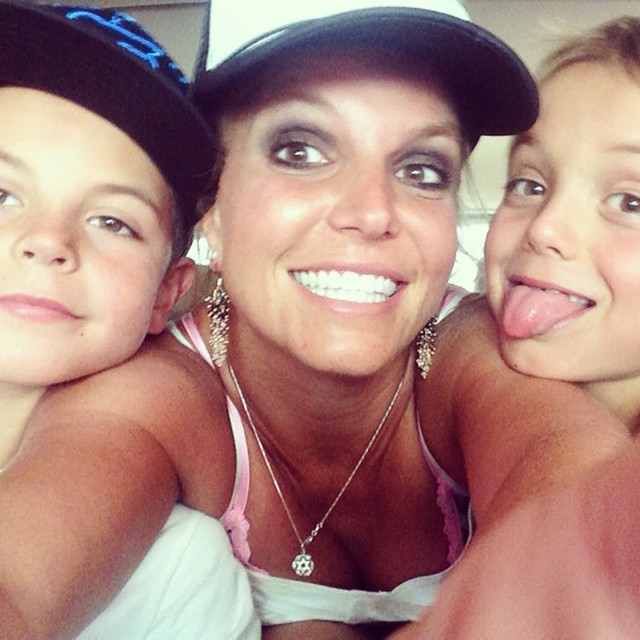 Britney Spears Posa Toda Sorridente Ao Lado Dos Filhos Quem Popquem