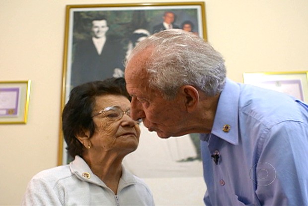 Seu Jorge cuida com carinho da mulher com Alzheimer (Foto: Encontro com Fátima Bernardes/ TV Globo)