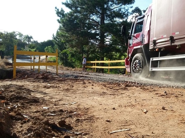 Tráfego de motos, carros e caminhões está liberado em via (Foto: Jamie Rafael/ TV TEM)