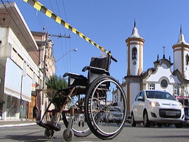 vaga estacionamento preferencial deficiente físico Oliveira MG (Foto: Reprodução/TV Integração) vaga estacionamento preferencial deficiente físico Oliveira MG (Foto: Reprodução/TV Integração)