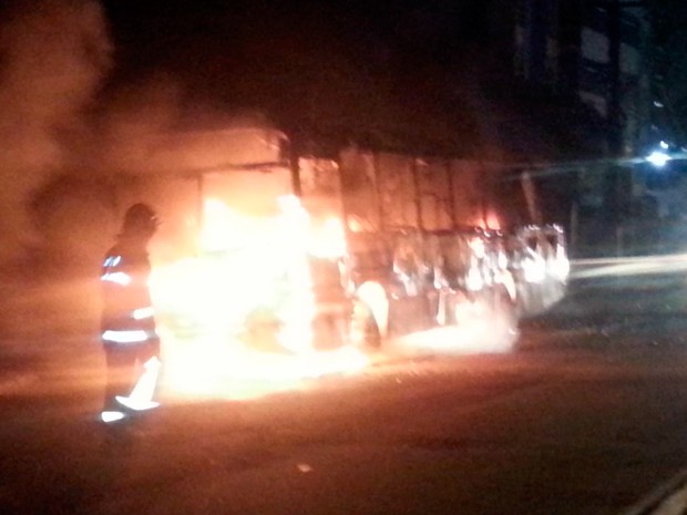 Ônibus foi incendiado na Avenida Hermes da Fonseca, em Petrópolis (Foto: Kléber Teixeira/Inter TV Cabugi)