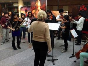 Alunos tocam violino na Talented and Gifted High School (Foto: Alfonso Correa/Divulgação/TAG High School)
