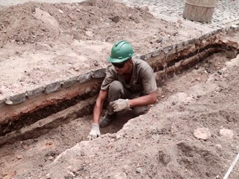 Ismael Carlos se surpreendeu ao encontrar ossos enquanto trabalhava. (Foto: Kety Marinho / TV Globo)