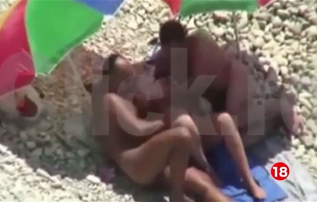 Dois homens e uma mulher foram filmados durante carícias sexuais em uma praia na França. (Foto: Reprodução)
