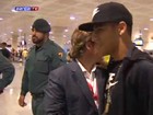 Bruna Marquezine desembarca com Neymar em aeroporto de Barcelona