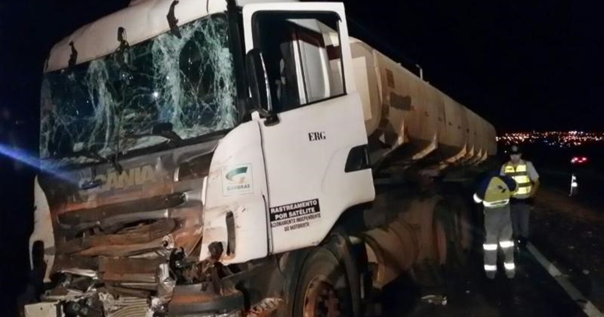 G1 - Acidente entre caminhões deixa motorista ferido em ... - Globo.com