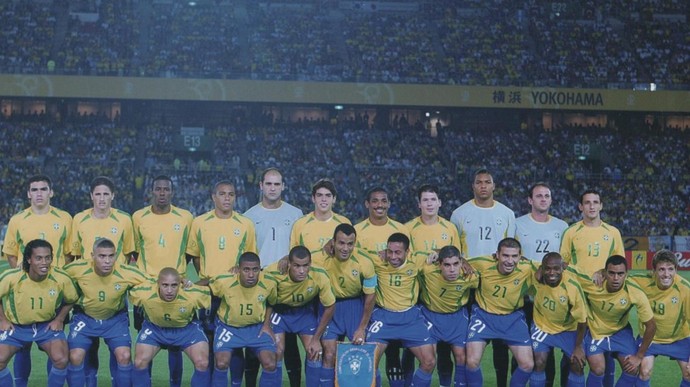 Lúcio, primeiro à esquerda em pé, e os outros 22 campeões mundiais de 2002 (Foto: CBF)