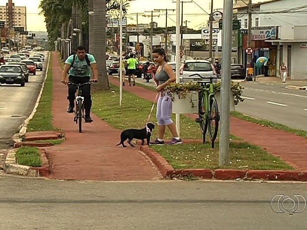 Espaço de ciclovia é disputado por pedestres e ciclistas em Goiânia, Goiás (Foto: Reprodução/TV Anhanguera)