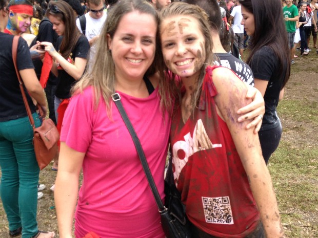 Luciane Bianchini Wood celebra com a filha Luana a aprovação da estudante no curso de educação física (Foto: Thais Kaniak / G1)