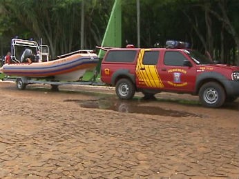 Bombeiros usaram um bote inflável para retirar o corpo da água (Foto: Reprodução/RPC TV)