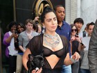 Lady Gaga usa sutiã transparente e deixa seios à mostra