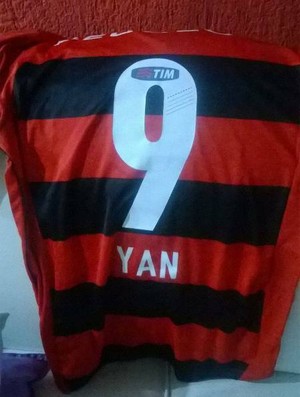 Camisa que o Yan ganhou de Leo Moura (Foto: Arquivo Pessoal/Yan Alves) Camisa que o Yan ganhou de Leo Moura (Foto: Arquivo Pessoal/Yan Alves)