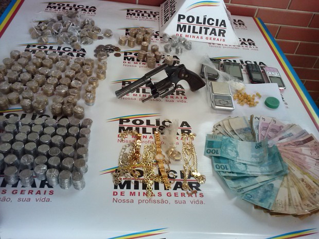 PM apreendeu também uma arma, joias, celulares, dinheiro e 66 pedras de crack durante operação em Coronel Fabriciano (Foto: Welington Silveira / Inter TV dos Vales)