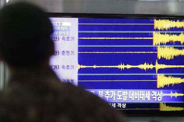 Soldado sul-coreano observa as ondas sísmicas de teste nuclear feito pela Coreia do Norte (Foto: Lee Jin-man/AP)