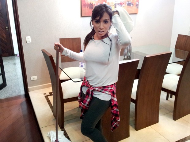 Anitta encara dia de dona de casa no Caldeirão (Foto: Caldeirão do Huck/TV Globo)