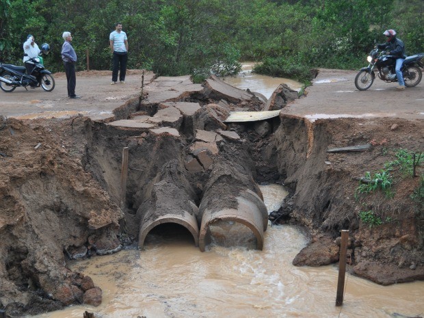 Parte da pista foi levada pela chuva, em Vilhena (Foto: Jonatas Boni/G1) Parte da pista foi levada pela chuva, em Vilhena (Foto: Jonatas Boni/G1)