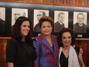 A presidente eleita Dilma Rousseff (c), entre sua mãe, Dilma Jane Silva Rousseff (d), e sua filha, Paula Rousseff, posa para foto durante a cerimônia de diplomação, no plenário do TSE, em Brasília, nesta sexta-feira (Foto: Dida Sampaio/AE)