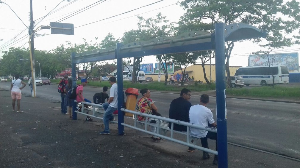 Muita gente que depende de ônibus teve que buscar outras opções para conseguir chegar ao trabalho (Foto: Hágata Christye/G1) Muita gente que depende de ônibus teve que buscar outras opções para conseguir chegar ao trabalho (Foto: Hágata Christye/G1)