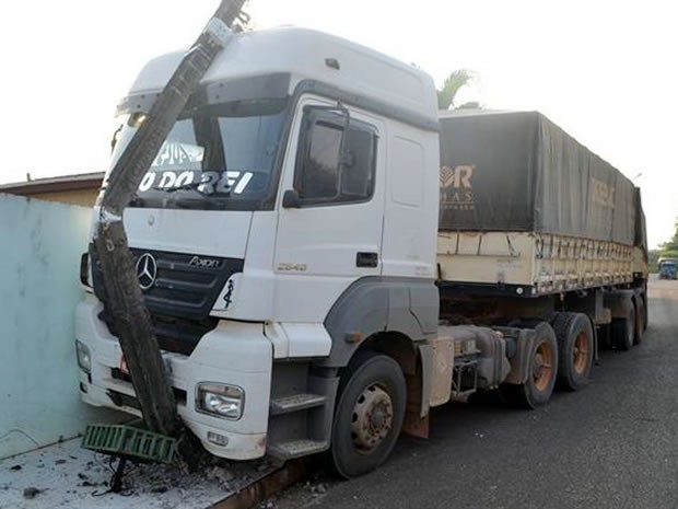 G1 Caminhão desgovernado desce rua atinge moto e bate em poste em MT