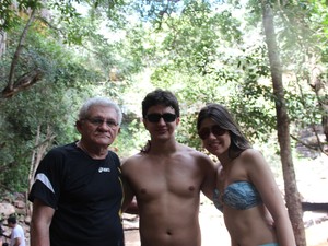 O aposentado Francisco Menezes levou a família para conhecer a Cachoeira do Salto Liso (Foto: Pedro Santiago/G1)