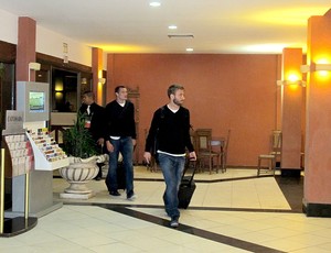 Chiellini e De Rossi saída Itália hotel (Foto: Carlos Augusto Ferrari)