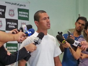 Sequestrador, Jac de Souza Santos, durante entrevista em delegacia de Brasília (Foto: Raquel Morais/G1)