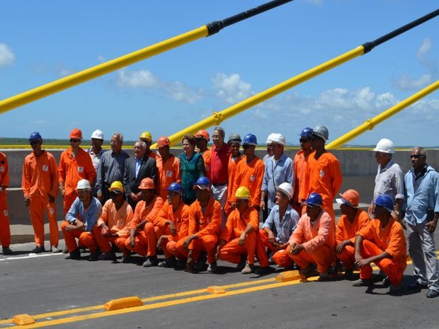 Dilma posa para foto com governador e trabalhadores de ponte em Sergipe (Foto: Marina Fontenele/G1 SE)