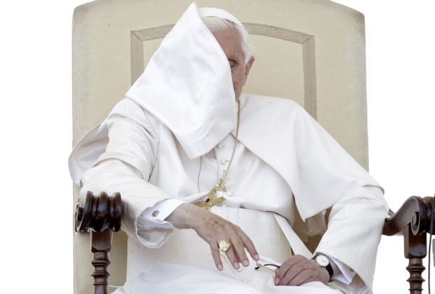 Vento joga o manto do papa sobre seu rosto durante a audiência desta quarta-feira (30) (Foto: AP)