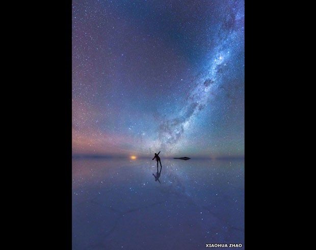 Xiaohua Zhao, da China, estava no lugar certo na hora certa para fotografar este observador de estrelas encantado com o céu, parado em meio às águas rasas do Salar de Uyuni, na Bolívia (Foto: © Xiaohua Zhao (China))