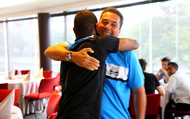 Luxemburgo abraça Fernando por convocação à Seleção (Foto: Lucas Uebel/Grêmio FBPA)