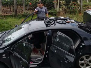 Assaltantes foram baleados dentro de carro durante perseguição (Foto: Divulgação/ GM de Jundiaí)