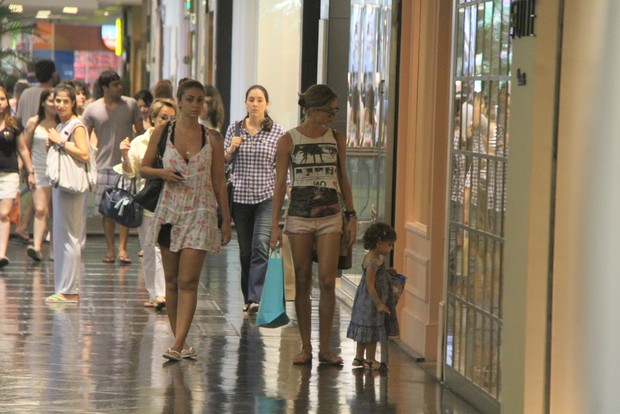 Grazi Massafera com a filha em shopping do Rio (Foto: Daniel Delmiro / AgNews)