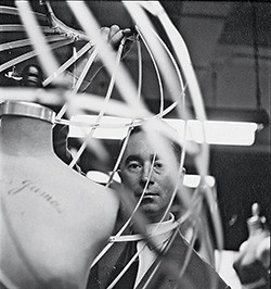 Charles James (Foto: Metropolitan Museum /Michael A. Vaccaro/LOOK Magazine Photograph Collection, Library of Congress)