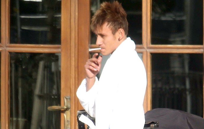 dublê Neymar fumando gravação (Foto: LOOK PRESS AGENCY)