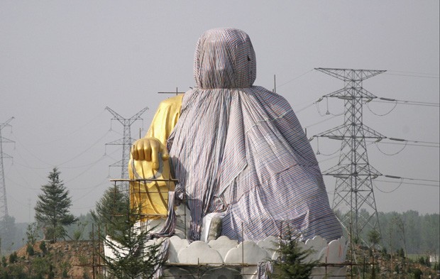 Estátua coberta após polêmica (Foto: Reuters)