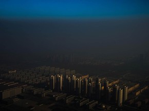 Prédios de Tianjin, no norte da China, são vistos sob espessa camada de poluição, na foto eleita vencedora na categoria &#39;Assuntos Contemporâneos&#39; (Foto: Zhang Lei/World Press Photo 2016)